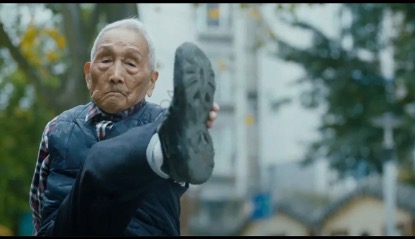 圖一 郭法義時年99歲的身手,比許多年輕後進都厲害得多,他養生有道,一直是四川各媒體熱衷報導的典範老人。(截圖自紀錄短片《霧都鷹眼衛長空⟫)
