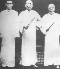 圖四 青幫三大亨杜月笙(左起)、張嘯林、黃金榮。青幫原名安清幫,簡稱清幫,由洪門會與哥老會(會員被稱為袍哥)分出,與其源頭二者為晚清三大地下會黨,在中國社會上具有重要影響力。(來源:百度百科)