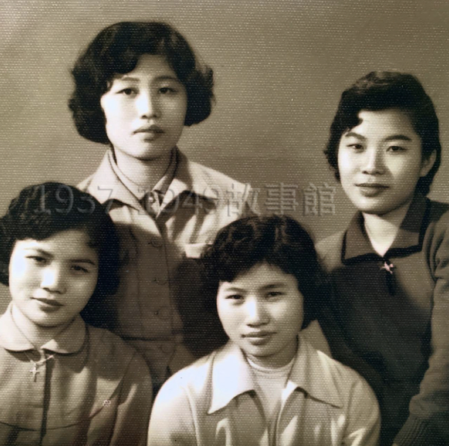 圖三 我奶奶生了十二個小孩,光是我父系家族裡就有四個女孩子在同一個鼠年出生,合稱四隻金老鼠。左下角是我,右下角是我叔叔的女兒。