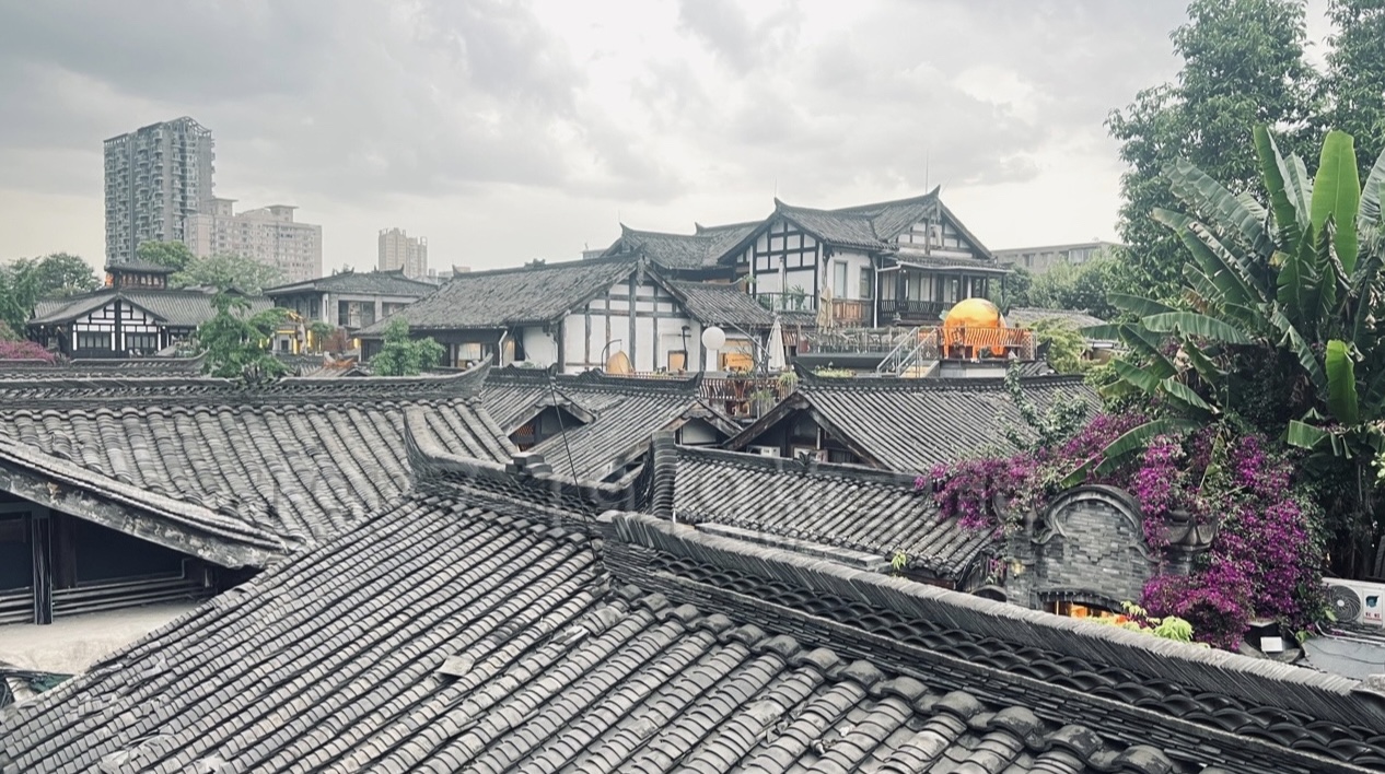 圖七 從寬窄巷餐廳二樓望出去,傳統民居建築造型尤具特色。