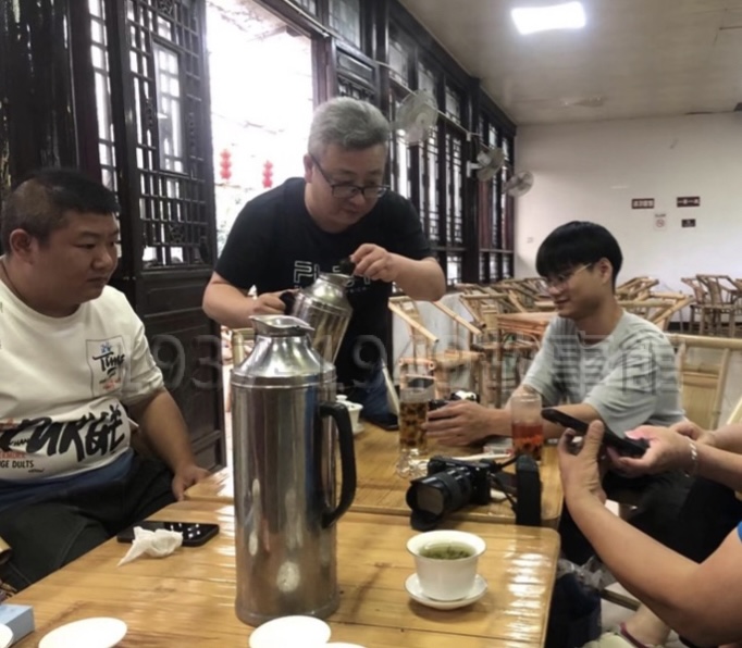 圖十四 順道一提,今天開始比較適應餐桌倒水文化了!站起來想幫別人倒水的動作沒有之前那麼彆扭了。