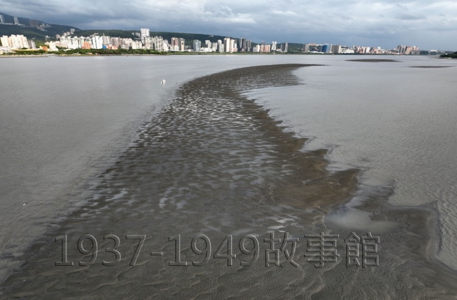圖一 淡水河中的沙洲被稱為「浮線」,昔日可供的陸上機起降,也是水上機著水時的滑行依據。