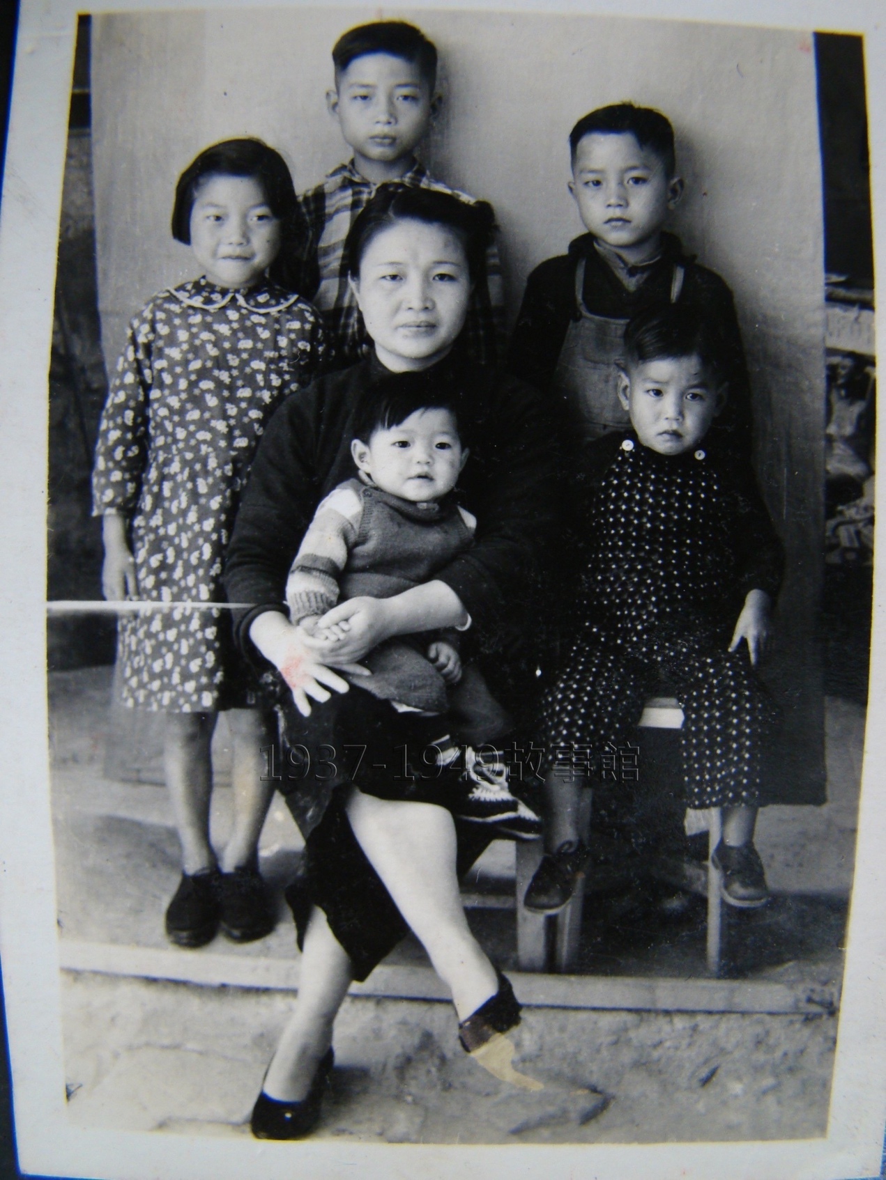 圖一 民國43年來台灣前夕,張利民妻子王惠賢與五個子女在香港合照。