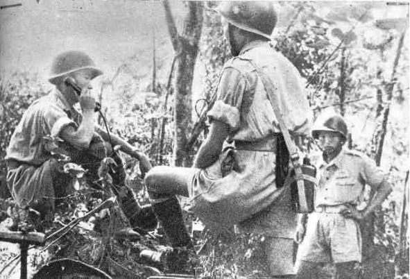 圖四 正在使用無線電向指揮所報告戰況的中國遠征軍。吳紹雍為印度美國通訊學校第3期畢業。(來源:維基共享資源)