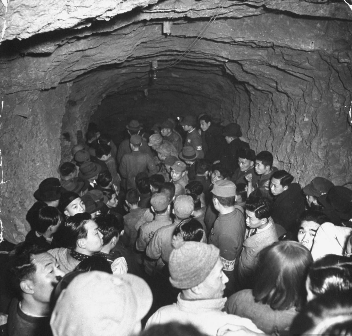 圖三 在山洞中躲避日本轟炸的重慶居民,約攝於1939年。(來源:World War II Database)