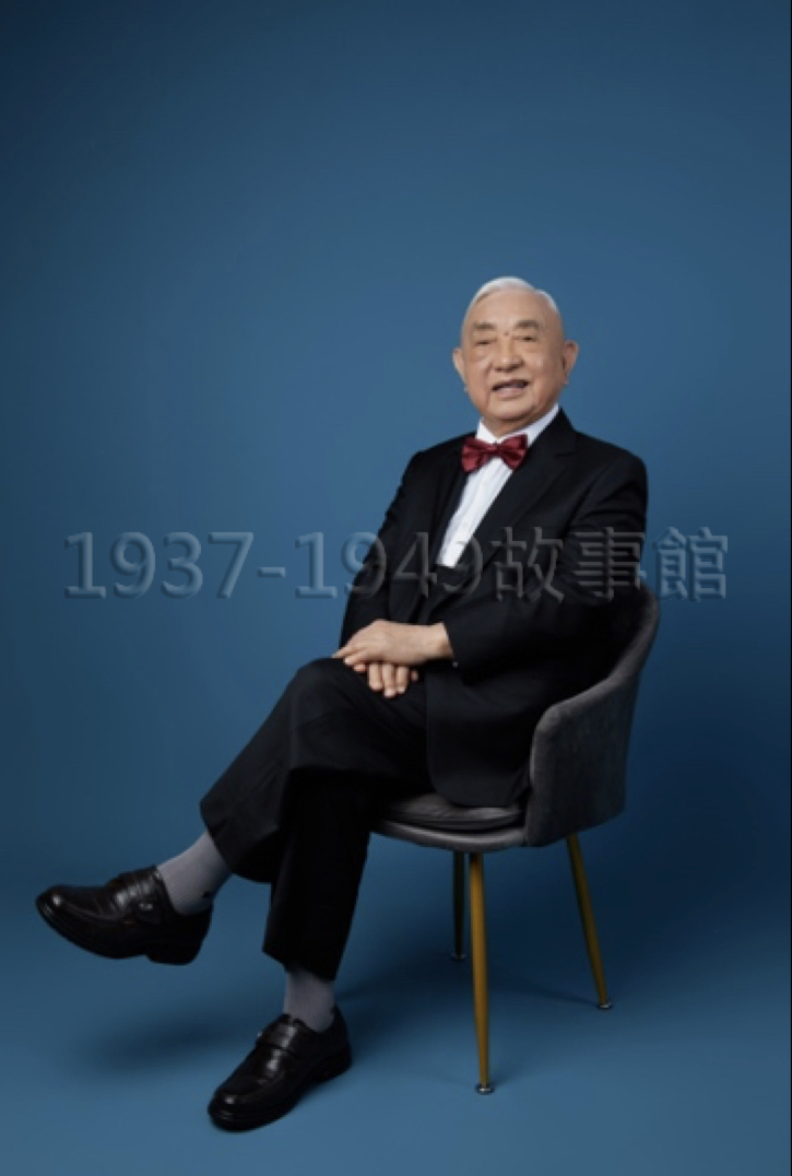 圖六 王德輝說他現在過的就是天堂生活。在99歲時,老將軍決定赴美和親友慶祝百壽,自己訂做長袍馬褂、配上一朵花,特別去鶯歌訂製壽桃壺伴手禮送給來祝壽的來賓;103歲生日宴時又訂做西裝、拍寫真照。