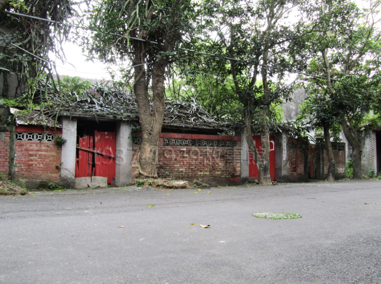 圖四 空軍眷村之一:虎尾鎮建國二村58號。日軍遺留的長棟式建築,原本為餐廳,虎尾初級班時期改建為士官棟,中央為走道,分隔約25戶,2016年失火,僅剩磚牆隔間。(霍鵬程提供,圖片說明參考《翱翔天際:虎尾的天空》,大輿出版社,2019,頁252)