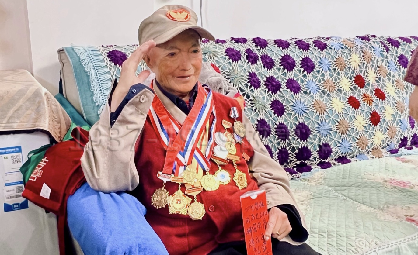圖一 李華19歲參軍,成了中國遠征軍裡的一名通訊兵,1948年退伍後回老家任職於縣警局,職銜叫特務長,其實就是伙食團裡的一名伙伕,卻硬被地方幹部認定是特務,遭到抄家、批鬥、進班房改造多年,子女教育讀書機會也被剝奪。