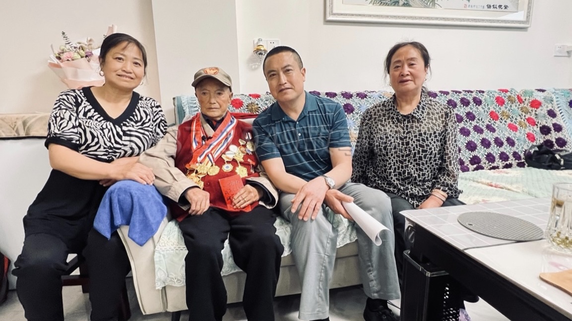 圖一 高齡100歲的藏族遠征軍老兵李華,由其(右一)長女胡永秀、(右二)七子胡永平、(左一)六女胡永紅陪同受訪。