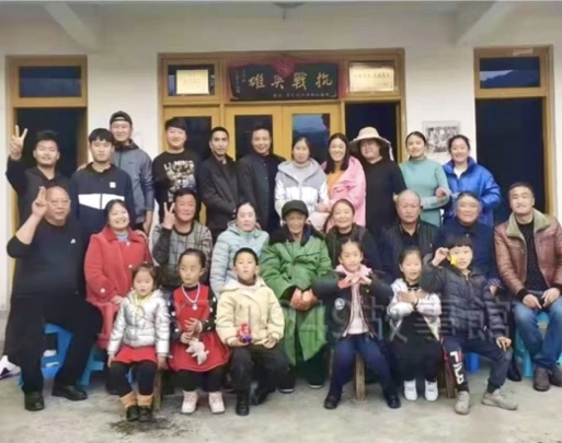 圖二2025年春節時,李華四代同堂子孫同聚於金川老家。