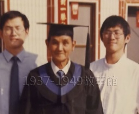 圖四 穿學士服的是阿公,但畢業的不是阿公;是作者大學畢業,把學士服帶回美濃借給阿公穿的。左一是作者哥哥。