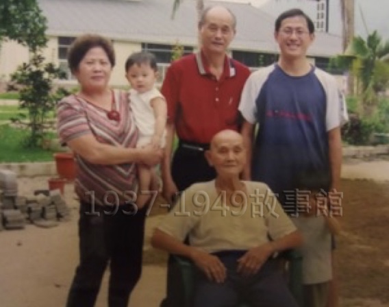 圖五 馮望生祖孫四代:坐著的是阿公,站立的是作者(右一)、和作者父母親;作者母親手裡抱著的,是作者長子。
