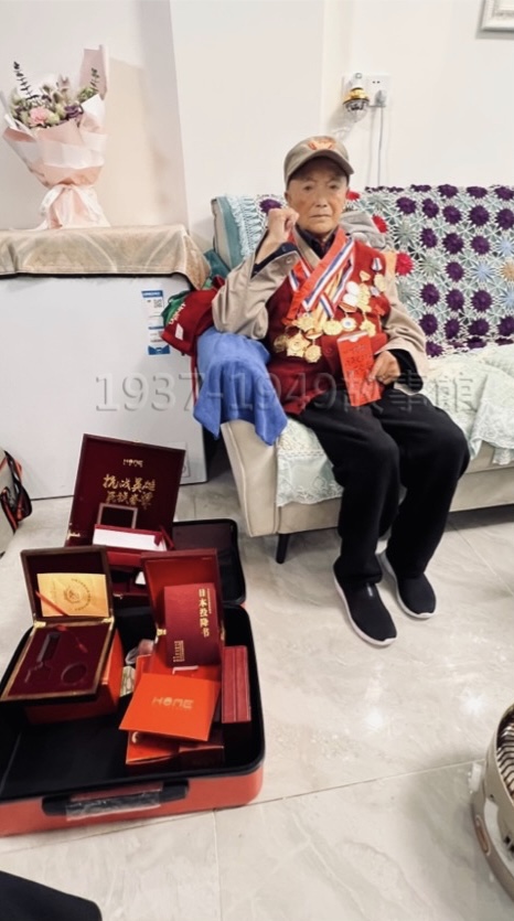 圖三 各式抗戰紀念徽章都由子女慎重收藏,有人客來訪拍照時,這些就是形塑老兵形象的最佳道具。