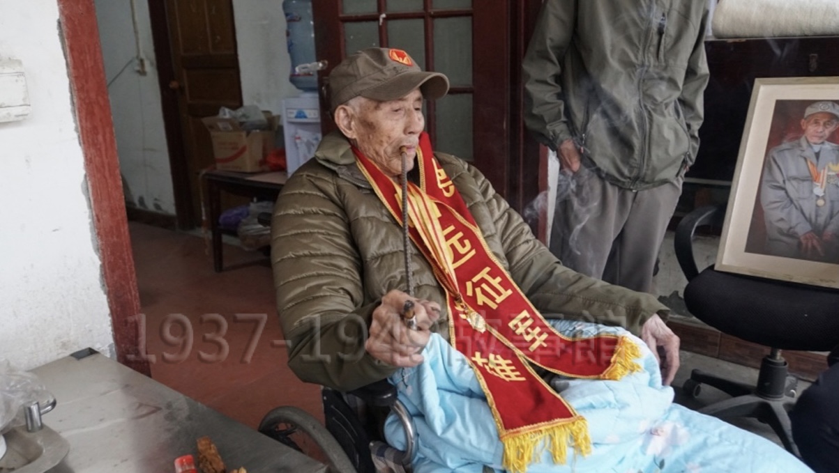 圖三 老菸、老酒、老歌、老友,還有向年輕世代講述他的抗日老故事,是吳老晚年的最大樂事。