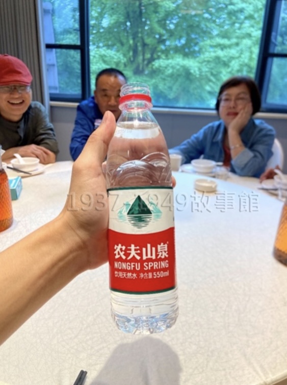 圖三 礦泉水瓶裡裝的竟是又嗆又辣的白酒。