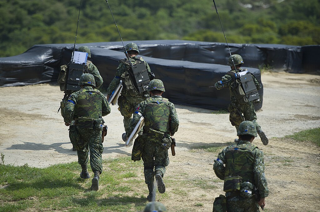 圖三　民國一○五年第三十二屆漢光演習中陸軍的機動通訊分隊。早年部隊有「緊步兵，慢炮兵，吊兒郎當通信兵」[1]、「吊兒郎當通信兵，東遊西逛偵察兵，吃香喝辣勤務兵」等順口溜。（來源：維基共享資源，總統府，CC BY 2.0）