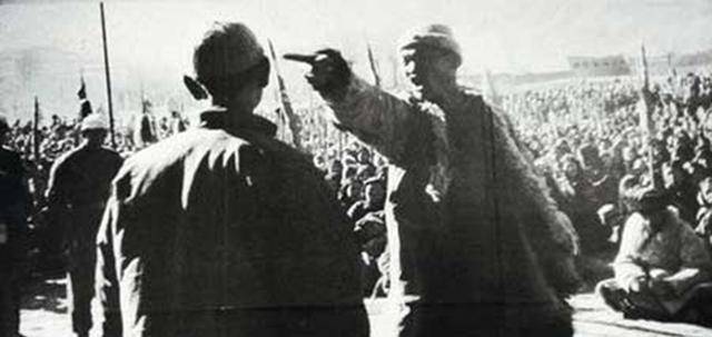 1946年,土地改革運動時期,農民對地主進行批鬥