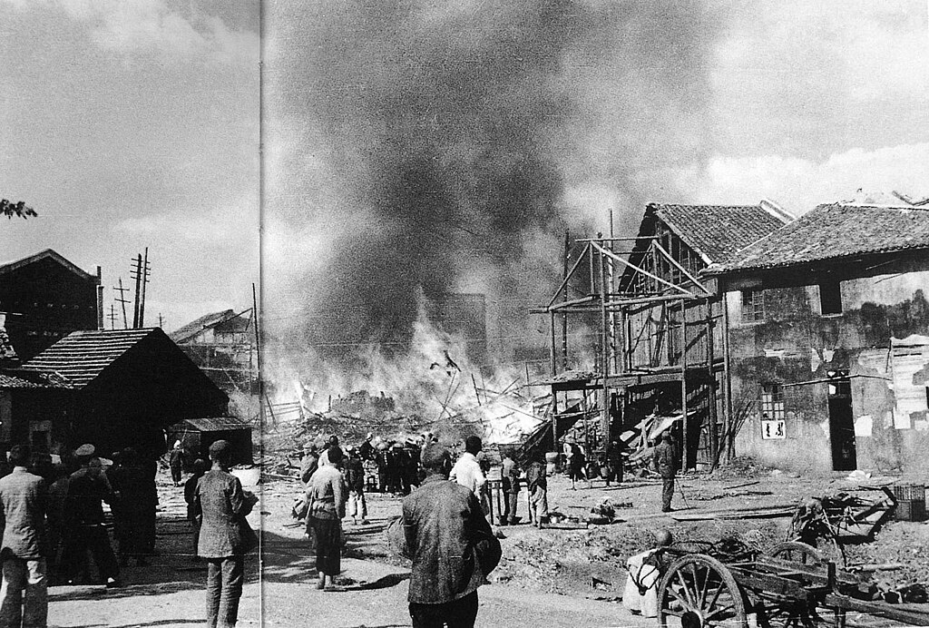 圖二　1938年11月12日文夕大火[2]後，被焚毀的長沙。國民政府「焦土抗戰」，火燒長沙，向明家的三間大店包含祖父開的刀具店天利亨，也在這場大火中被燒個精光。（來源：維基共享資源，公有領域）