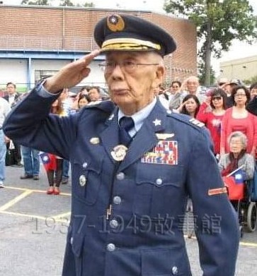 圖五　在喬無遏將軍左臂制服袖子上可以看到有十字架圖樣的紅條掛件即是｢傷榮臂章」。