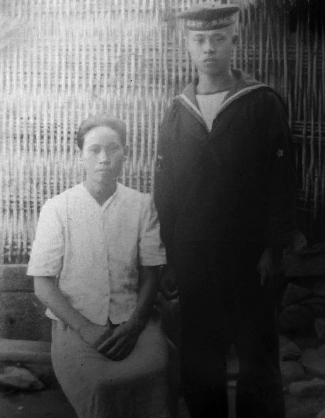 圖三　盧金水從海兵團結訓後返回淡水家中與母親合影。（圖片來源：《護國丸：被遺忘的二戰臺籍海軍史》）