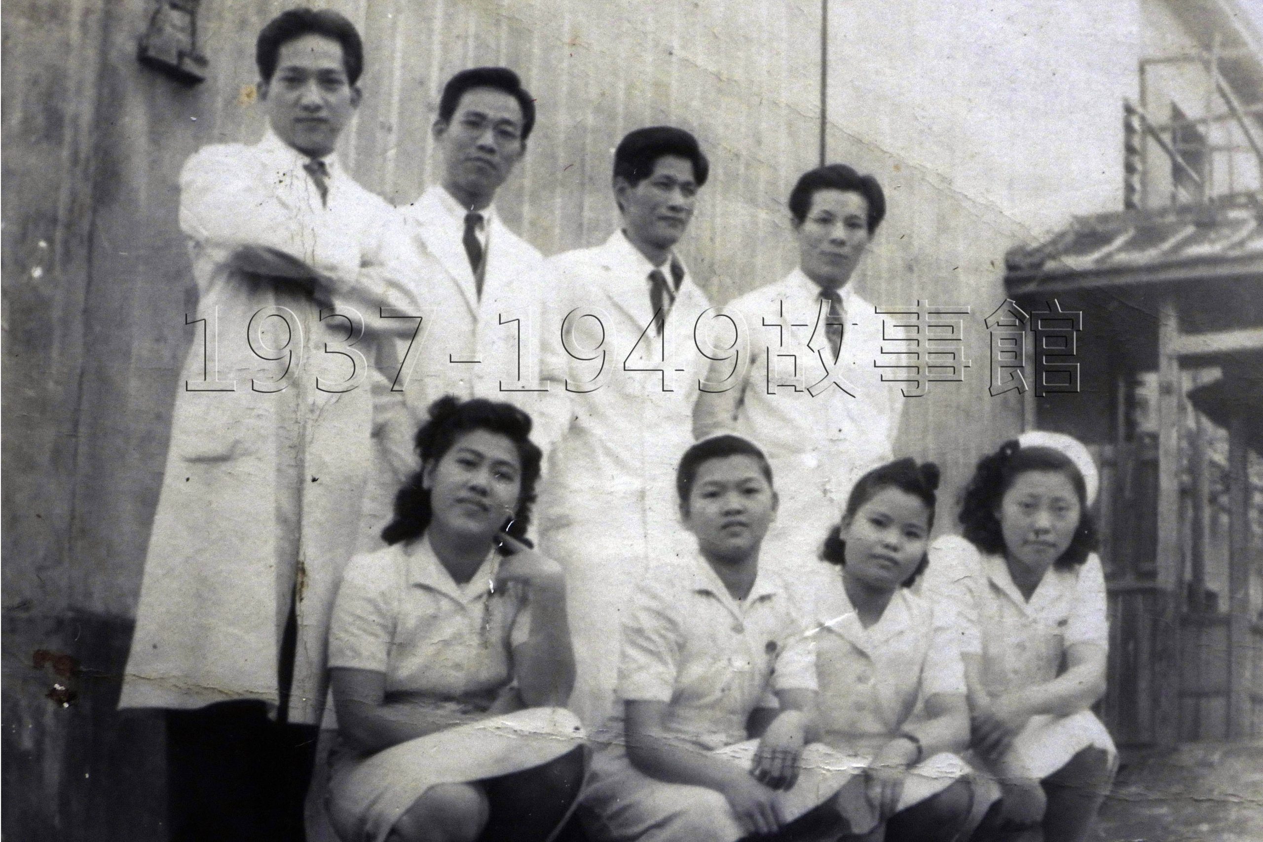 圖五 1948年省立宜蘭醫院講習所學生陳月桂(前排左二)與同學醫師合影。