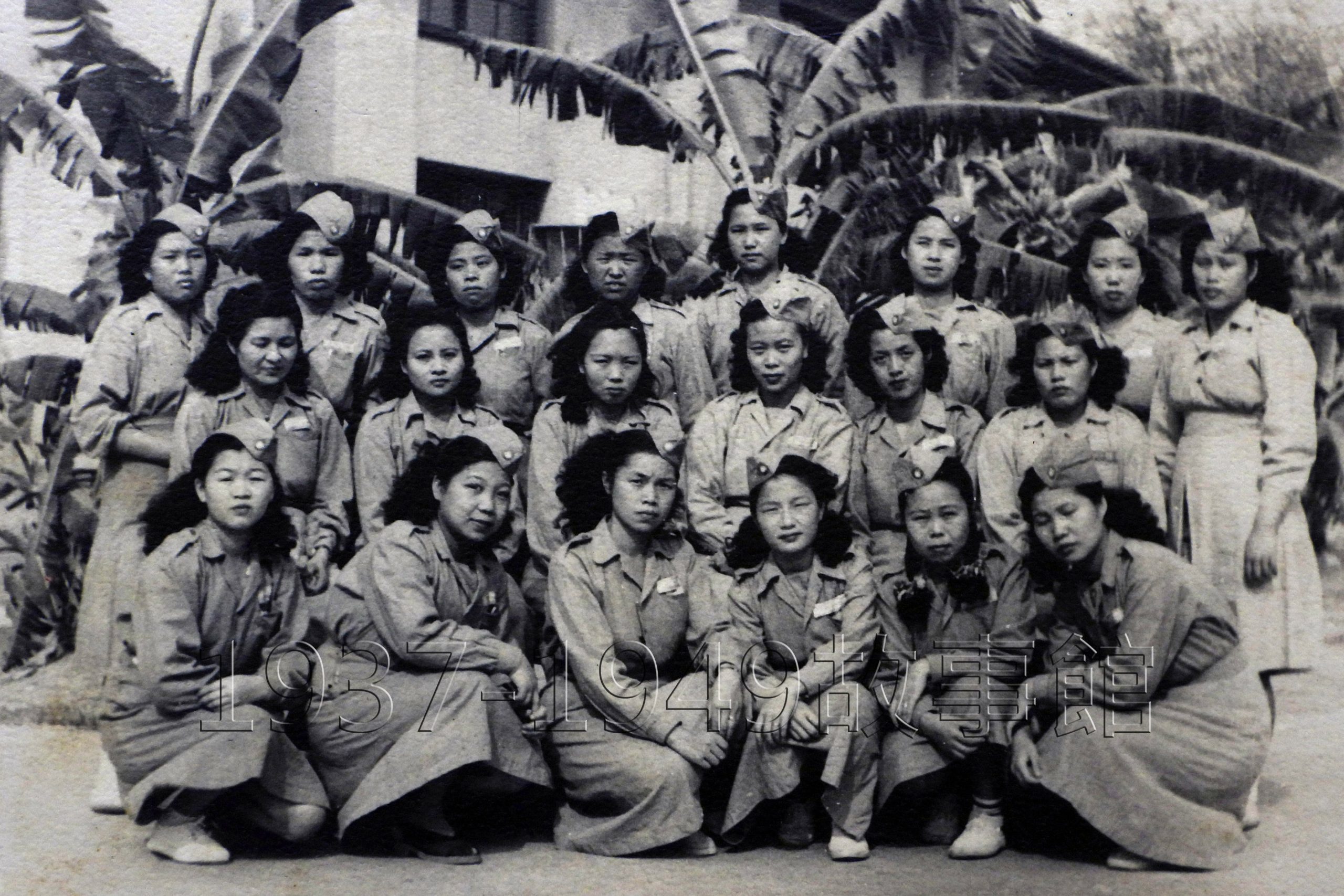 圖十 1950年3月8日陳月桂(前排左一)與其他省立醫院護士奉派至鳳山,協助第四軍官訓練班的醫護工作。