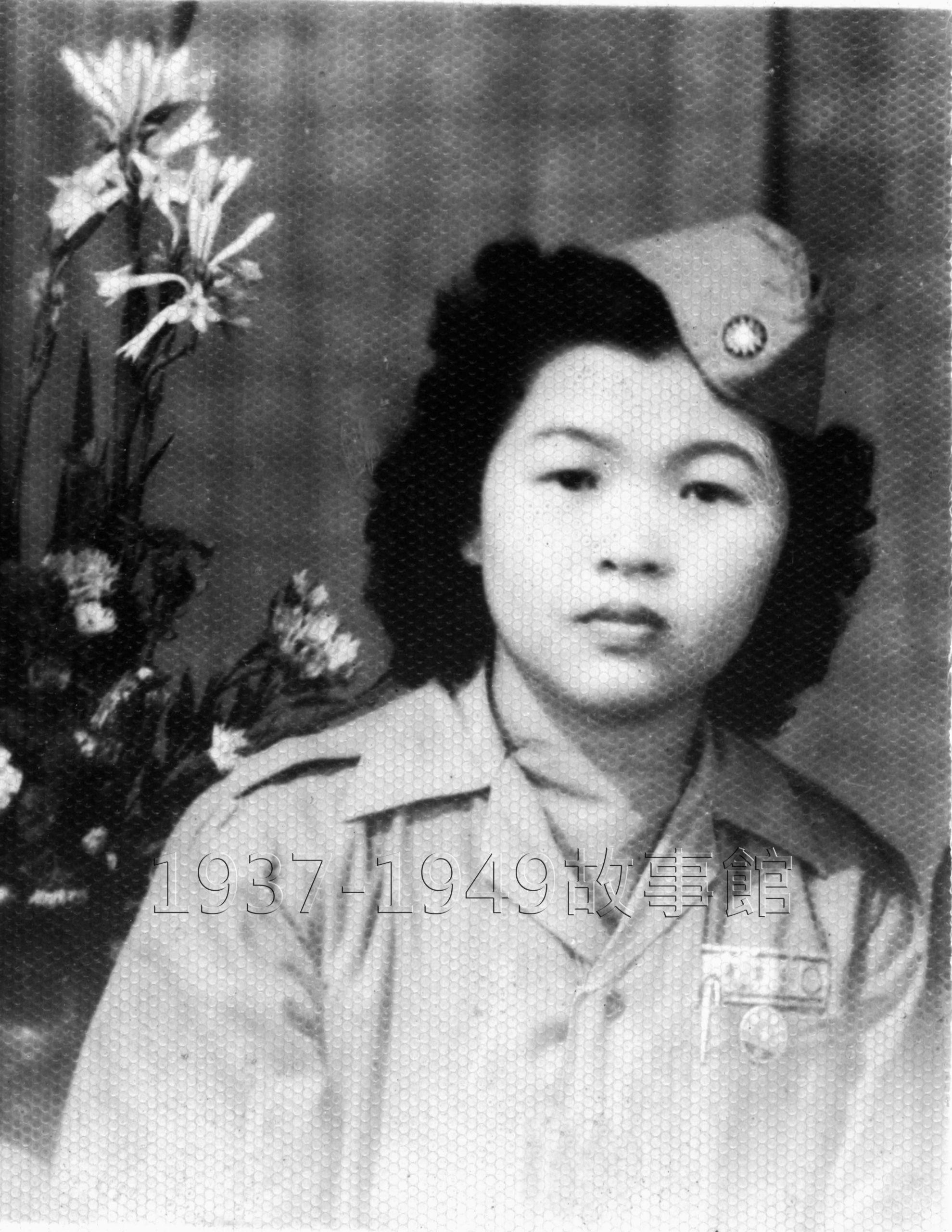 圖十一 1950年3月8日陳月桂協助第四軍官訓練班的醫護工作,穿著少尉軍裝留影。