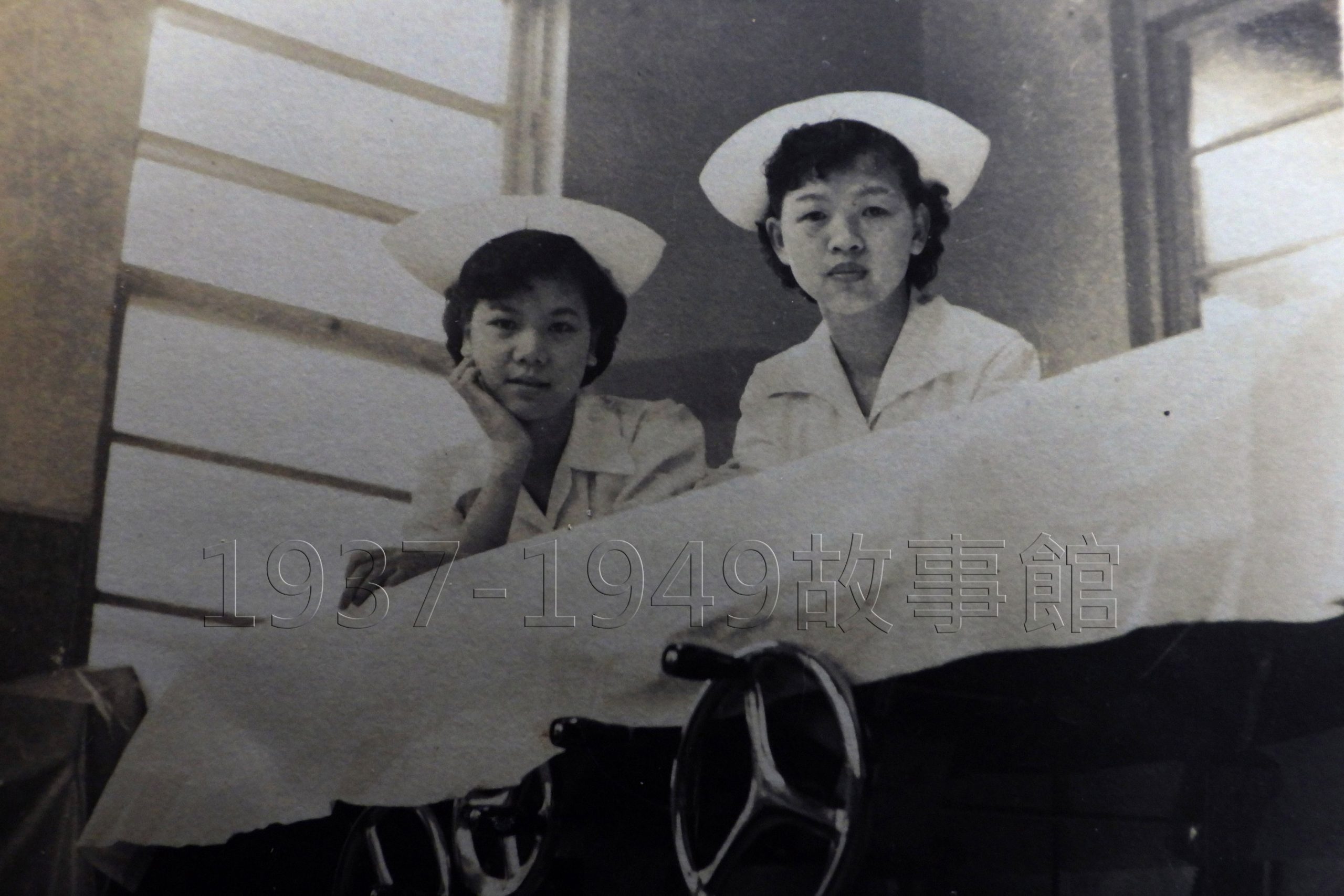 圖十四 1958年陳月桂(右)與同事在省立宜蘭醫院病房合影。