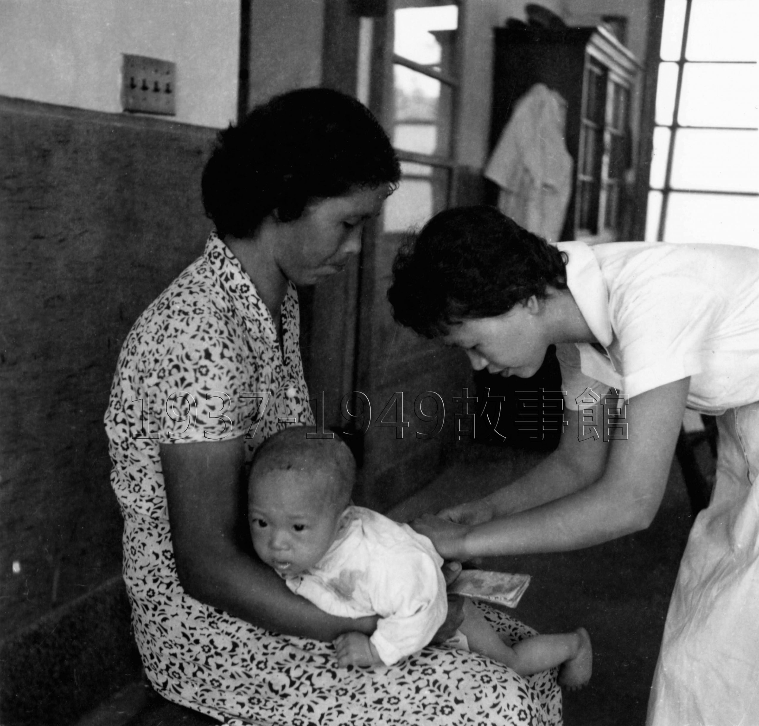 圖十五 1956年4月25日陳月桂代表宜蘭醫院赴大同鄉樂水村家戶醫療服務時,幫小朋友打針。