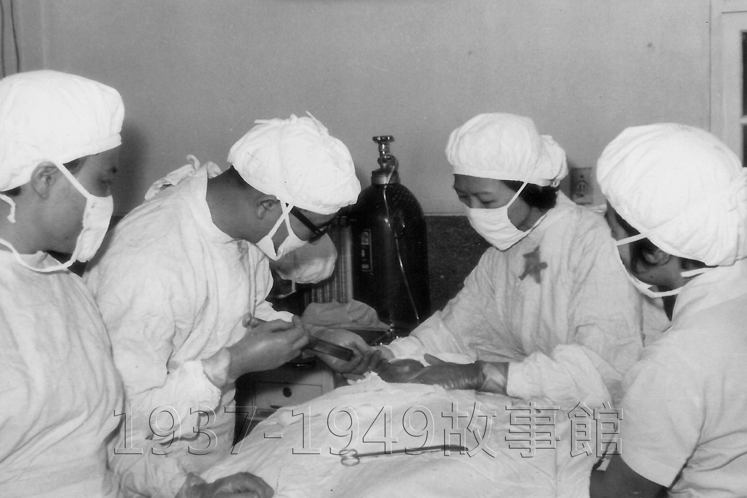 圖十六 1966年12月20日陳月桂(右二)在省立宜蘭醫院開刀房留影。