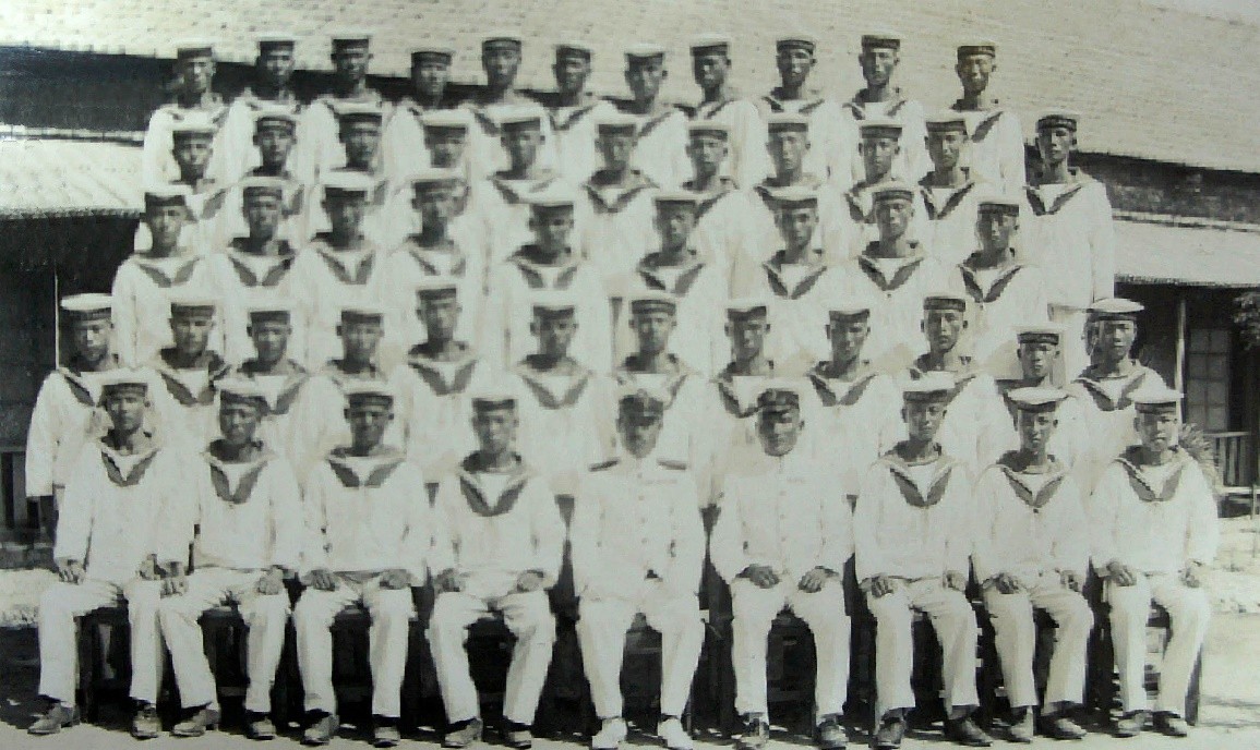 圖五　高雄海兵團第十三分隊人員合影，第二排右六為盧金水，攝於1944年8月。（圖片來源：《護國丸：被遺忘的二戰臺籍海軍史》）